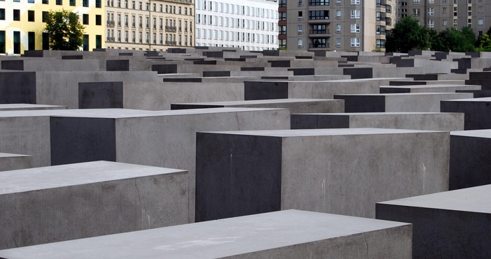 Нападение с нож в мемориала на Холокоста в Берлин Сградата