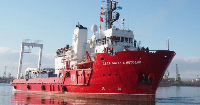 Научноизследователският кораб Св св Кирил и Методий НИК 421 прибирайки