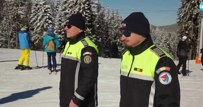 Румънски полицаи патрулират с българските си колеги в Пампорово Те