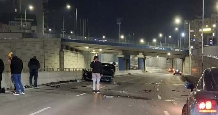 Катастрофа е станала на бул Левски във Варна Обърната кола на