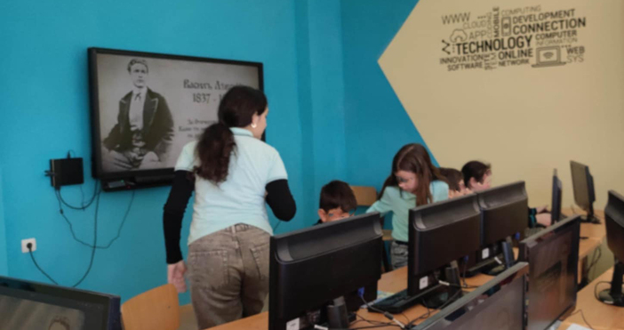 Ученици от XI в клас профил Софтуерни и хардуерни науки