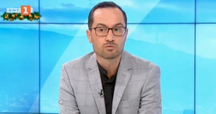 Бившият директор на новините в БНТ Даниел Чипев отново започна