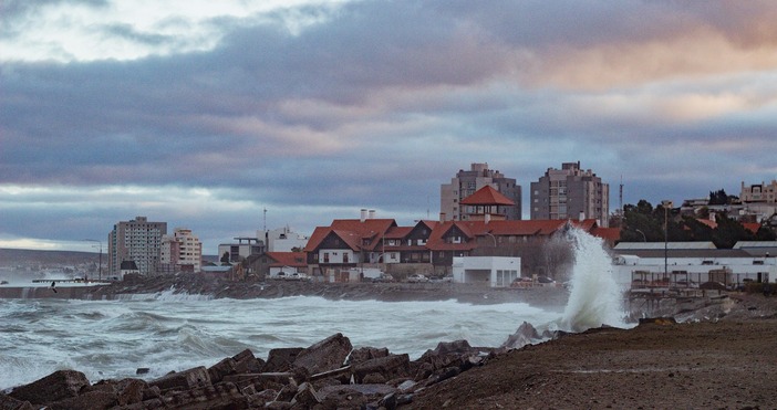 Българският научноизследователски кораб Св св Кирил и Методий НИК 421