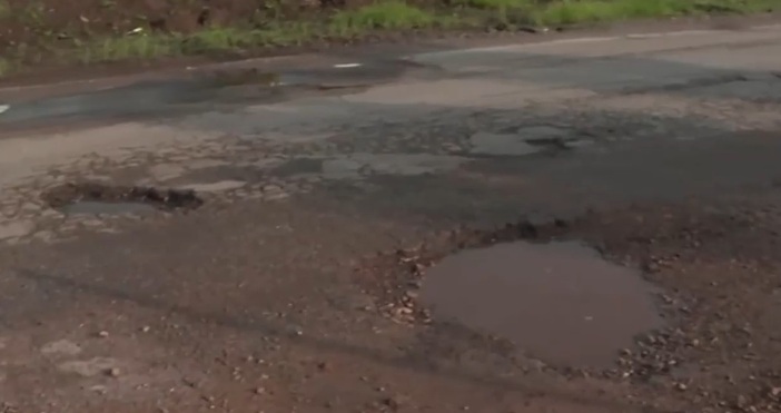 стоп кадър НоваПреди година шофьор разцепи гумата си в дълбока