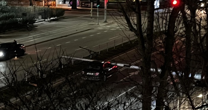 За паднал върху лек автомобил стълб алармираха очевидци във фейсбук