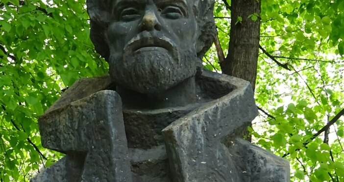 Христо Проданов е роден на 24 февруари 1943 г в