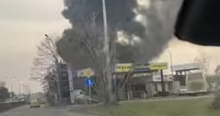 Огромни облаци дим се издигат в Бургас Огромен пожар е избухнал
