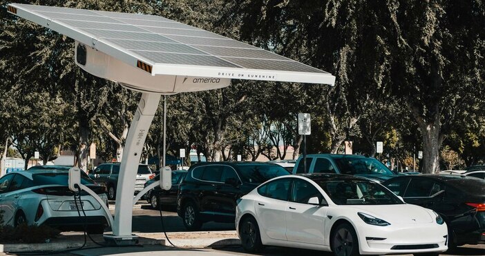 В Австралия беше заведен колективен иск срещу Tesla по три