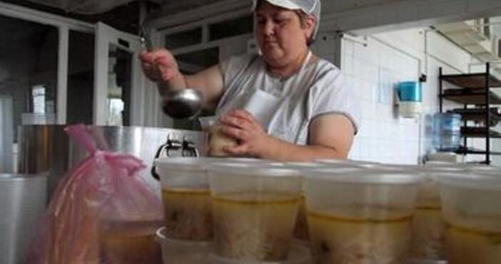 Програмата Топъл обяд ще продължи и след 30 септември каза