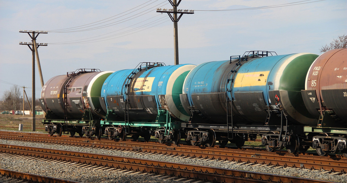 Близо 20 души сред които и служители на Българските държавни