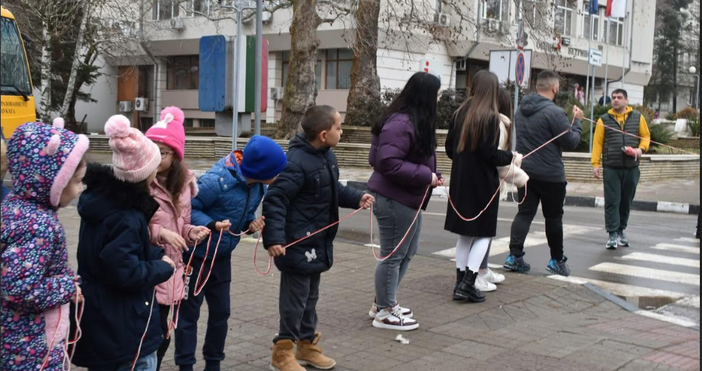 снимки община ВетриноНай дългата мартеница изплетоха във Ветрино Колко е дълга най дългата мартеница