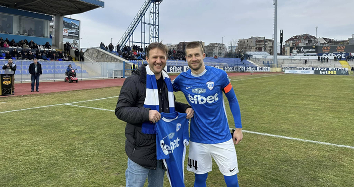 Снимки Фейсбук Трибуна СоколъПриятна изненада имаше за фен на Спартак