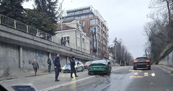 Катастрофа край подлеза до Фестивалния комплекс във Варна затрудни движението