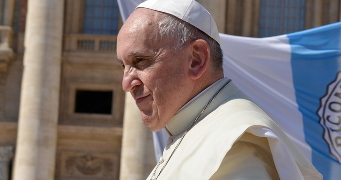 Папа Франциск който е в болница вече над две седмици