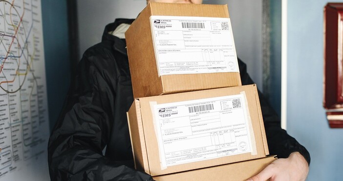 илюстрация С близо 10 процента поскъпват някои куриерски услуги от