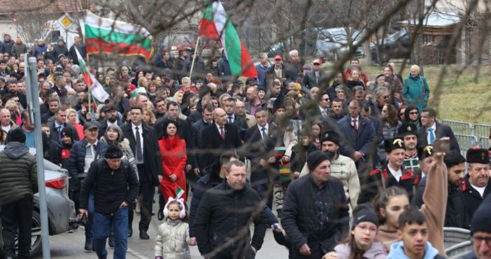 снимки Шествие, начело с президента Румен Радев, се отправи от