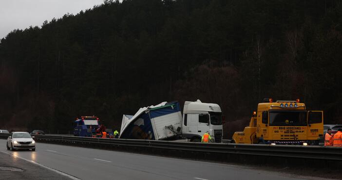 Снимки: ТИР катастрофира на АМ Хемус. Инцидентът е станал при