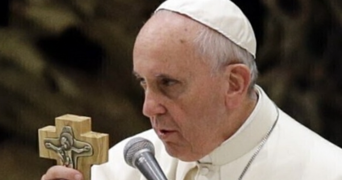 Папа Франциск който вече 17 дни се бори с двустранна