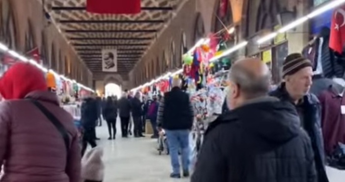 Търговците в историческия пазар Али Паша в Одрин преминават през