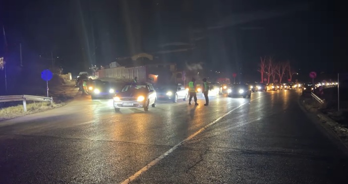 Точно в 6 сутринта започна пропускането на автомобили в прохода