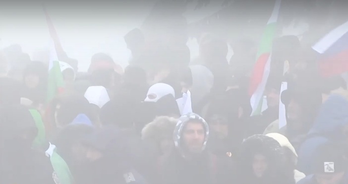 Въпреки минусовите температури стотици българи от двете страни на Балкана