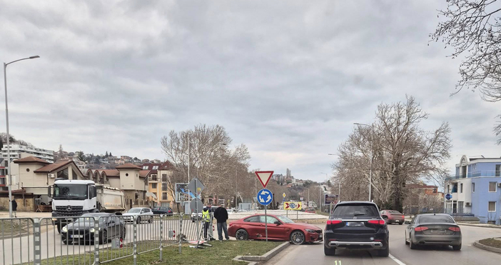 Собственикът на беемве отнесе част от разделителната ограда на кръговото