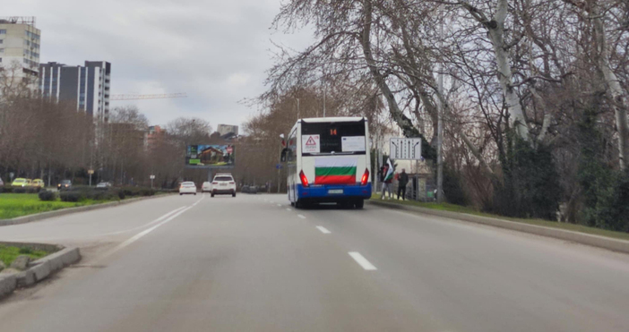 Патриотичен автобус се движи из Варна днес информира читател на