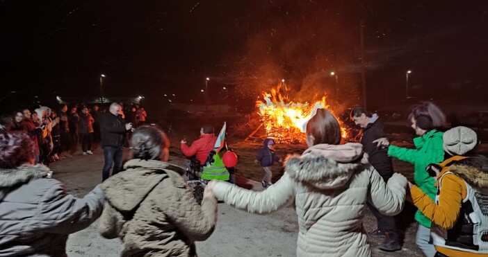 С огнени Сирни Заговезни жителите на Девня отново спазиха традицията