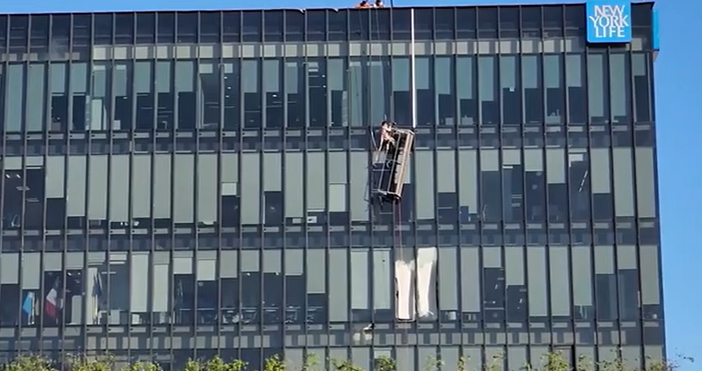 Двама миячи на прозорци останаха да висят на 10 метра