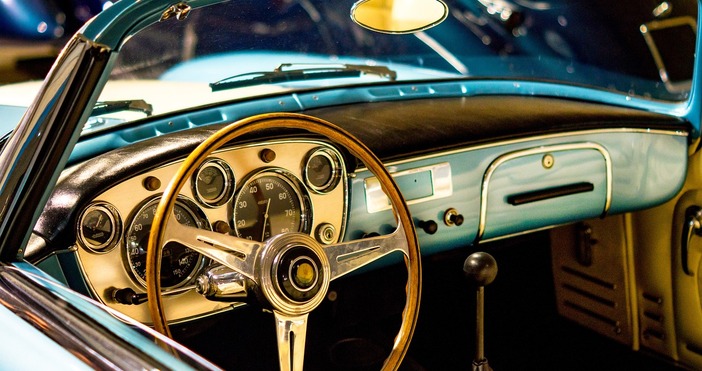 Машината е била монтирана на таблото и е имала магнитни