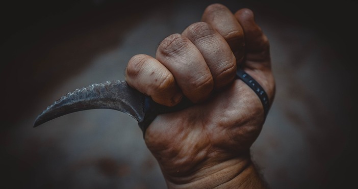 Мъж е задържан в София след като е нападнал с