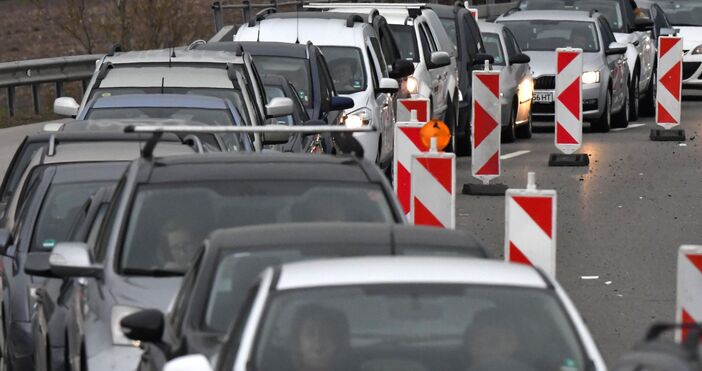 Стотици хиляди се завръщат в София 35 км посока София започва