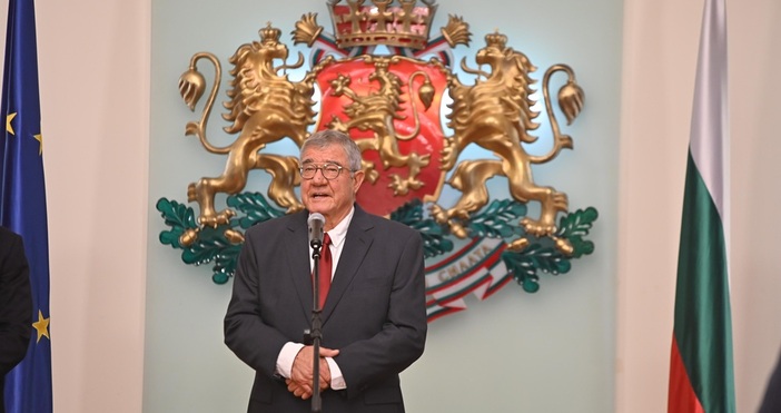 Към 10 април т . г. българският изследователски кораб се