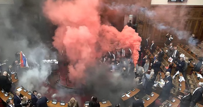 стоп кадър ЮтубСбиване и димни бомби белязаха началото на първото