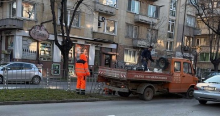 Екип на фирма за поддръжка затвори процепа на бул Цар