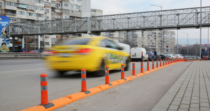 Община Варна обезопаси с делинеатори велосипедната алея до стадион Спартак