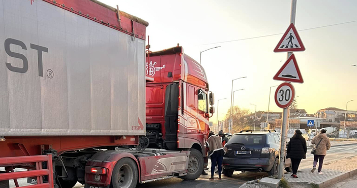 Камион и лек автомобил са се блъснали на кръговото до