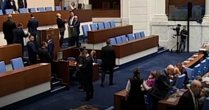 Депутатът от Възраждане Искра Михайлова беше отстранена от днешното пленарно