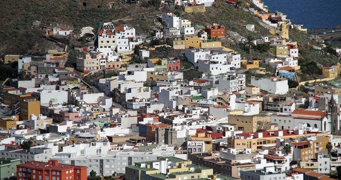 Заради проливни дъждове българските граждани намиращи в районите на област