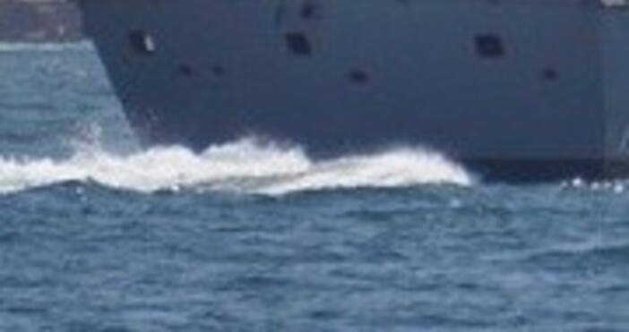 Санкциониран руски товарен кораб с екипаж от мъже във военно