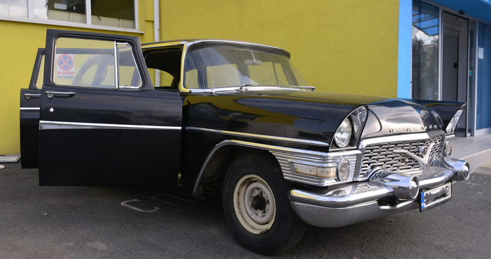 Снимки Община БургасЛек автомобил ГАЗ 13 Чайка легендарният модел кола на