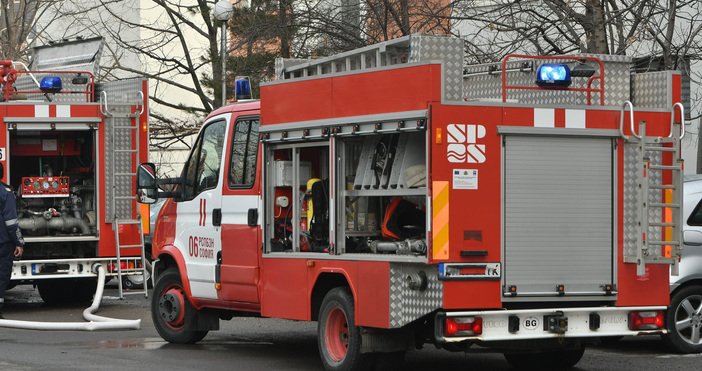 Погасен е пожар в постройка, намираща се в двора на