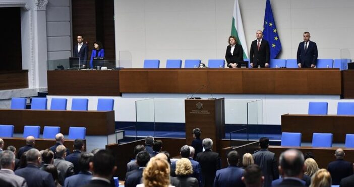 Точно в полунощ в пленарната зала прозвуча химнът на Република