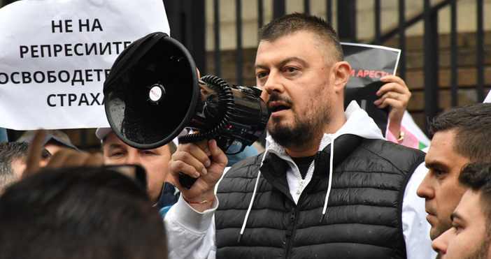 Цяла седмица Пеевските хакери от Информационно обслужване смятат и нагласят