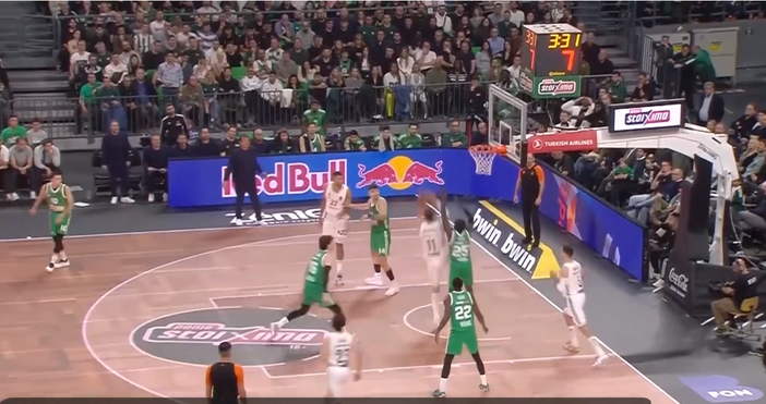 Олимпиакос и Партизан играят в момента помежду си в среща