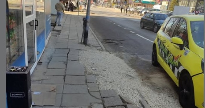 За разкопан тротоар на бул Цар Освободител във Варна алармира