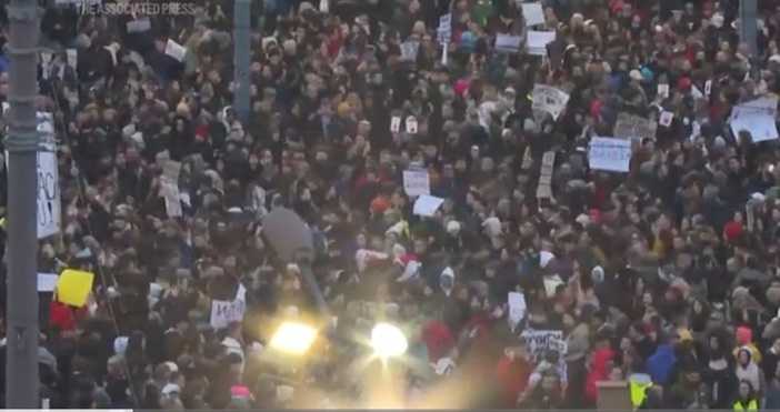 Протестиращи студенти гимназисти и граждани се събраха пред сградата на