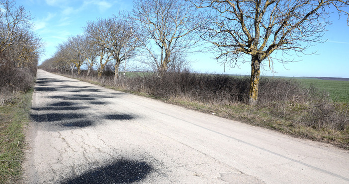 Започна рехабилитация на най компрометираните участъци от пътя за село Долище