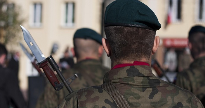 Полша подготвя задължителна военна подготовка за всички мъже заяви премиерът