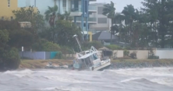Един загинал и щети за стотици милиони е нанесъл ураганът